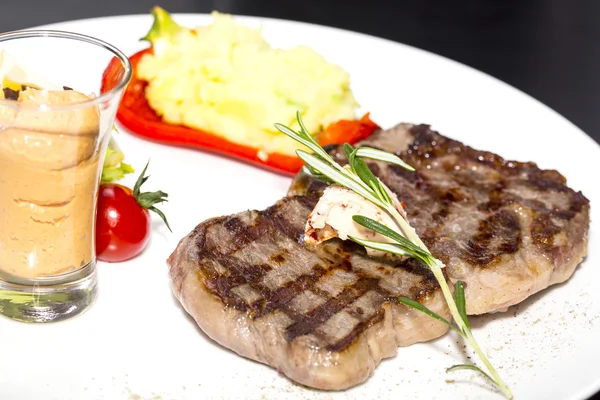 Filete a la parrilla con salsa y verduras —  Fotos de Stock