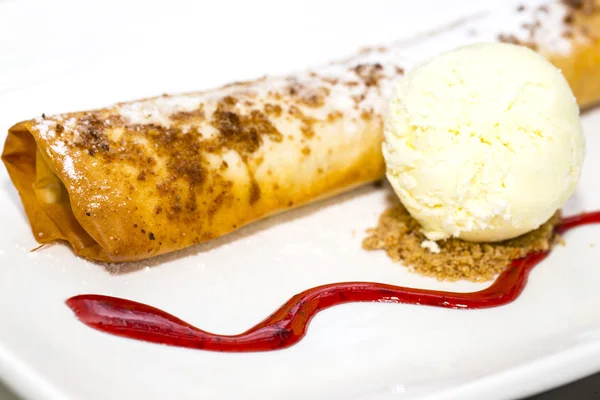 Strudel with ice cream decorated with mint leaves — Stockfoto