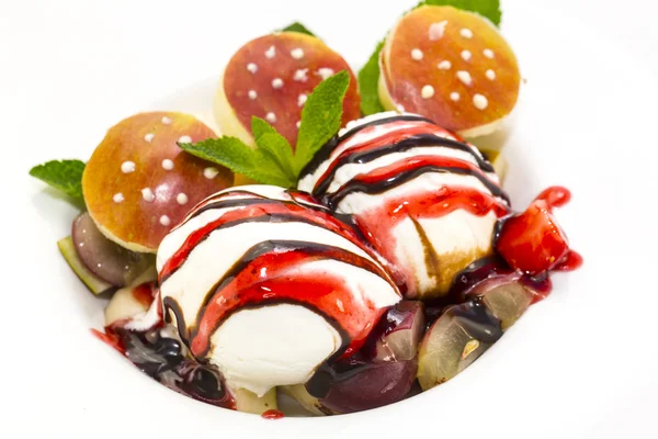 Bolas de helado con fruta — Foto de Stock