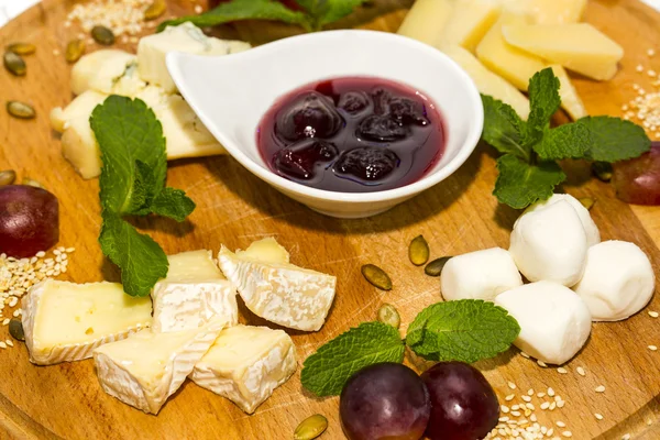 Cheese plate — Stock Photo, Image