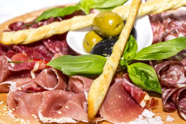 bir tabak sosis ve pastırma sosu