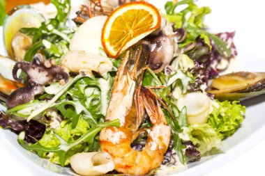 Sebzeli salata ve deniz ürünleri.