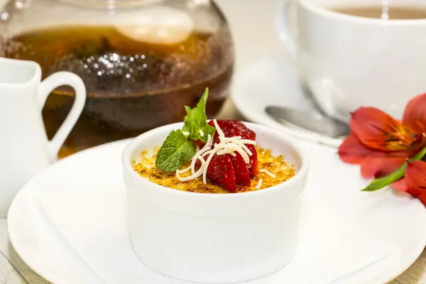 Servírování smetany brulee — Stock fotografie