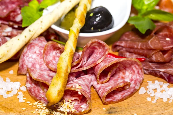 Um prato de salsichas e molho de bacon — Fotografia de Stock