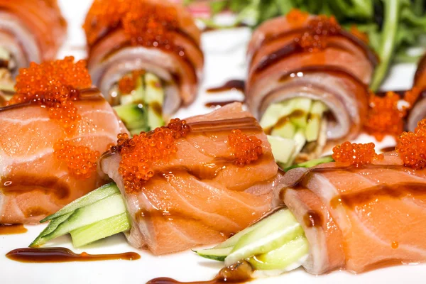 En maträtt av fisk, röd kaviar och gröna — Stockfoto