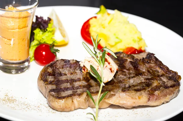 Grilovaný steak s omáčkou a zelení — Stock fotografie