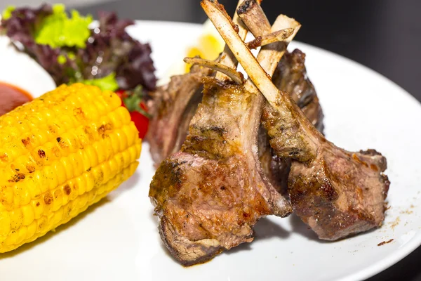 Gebakken varkensvlees ribben met saus — Stockfoto