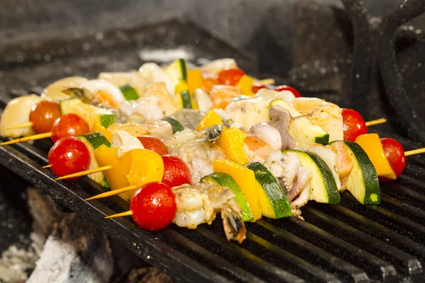 Cooking skewers of seafood — Stock Photo, Image