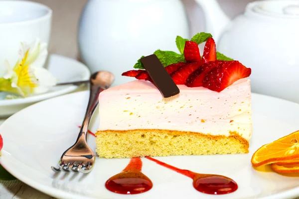 Crème taart met aardbeien en chocolade — Stockfoto