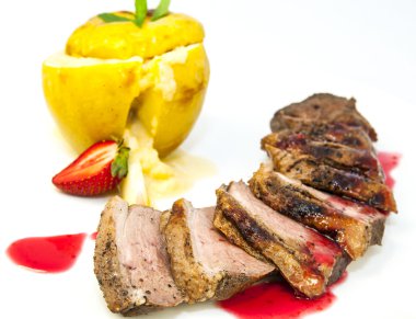 kızartma kaz meme beyaz plaka üzerinde elma sosu ile