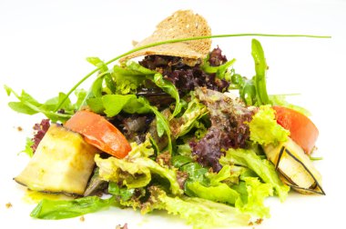 peynir ve otlar ve sebze salatası