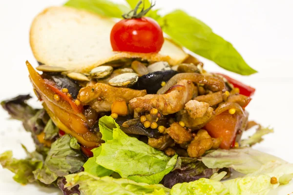Салат с овощами и мясом на белом фоне в ресторане — стоковое фото