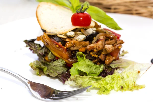 Salada com legumes e carne em um fundo branco no restaurante — Fotografia de Stock