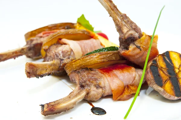 Costillas de ternera asadas con verduras en un plato blanco en un restaurante — Foto de Stock