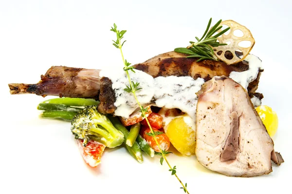 Мясо жареного кролика и картошка с овощами — стоковое фото