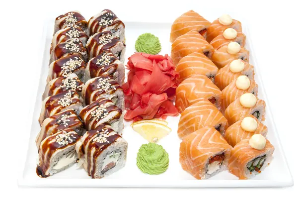 Νόστιμα θαλασσινά σούσι σε ένα ιαπωνικό εστιατόριο — Φωτογραφία Αρχείου