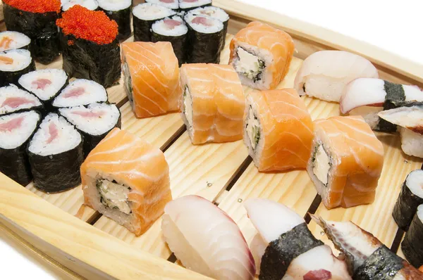 Rollos japoneses en un restaurante con pescado y verduras — Foto de Stock