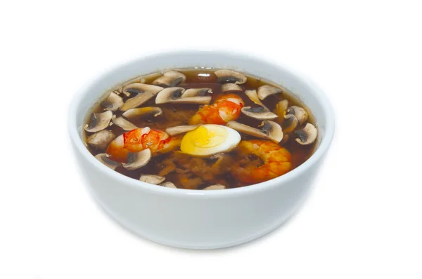 Японский суп с креветками и макаронами — стоковое фото