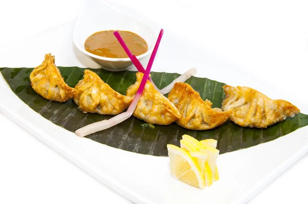 日本饺子，在白色背景上生菜 — 图库照片