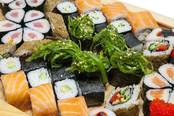 Rouleaux japonais dans un restaurant avec du poisson et des légumes — Photo