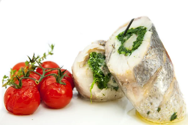 Gebackener Fisch auf einem weißen Teller in einem Restaurant — Stockfoto