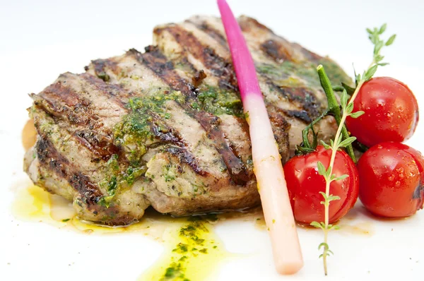 Bife grelhado com molho e verduras sobre fundo branco — Fotografia de Stock