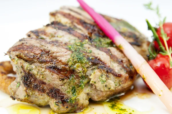 Filete a la parrilla con salsa y verduras sobre fondo blanco —  Fotos de Stock