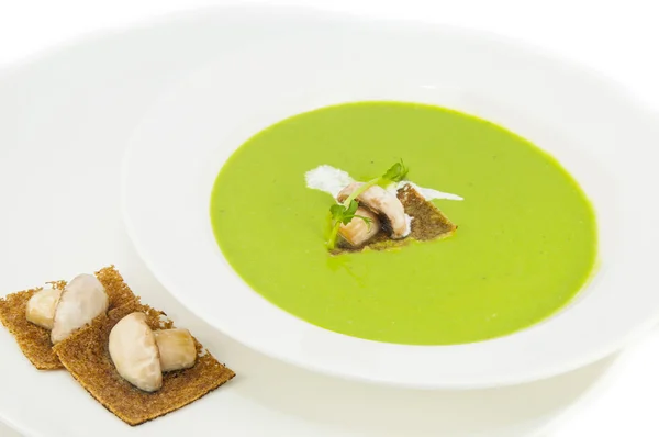 Sopa de guisante en un plato blanco en el restaurante — Foto de Stock