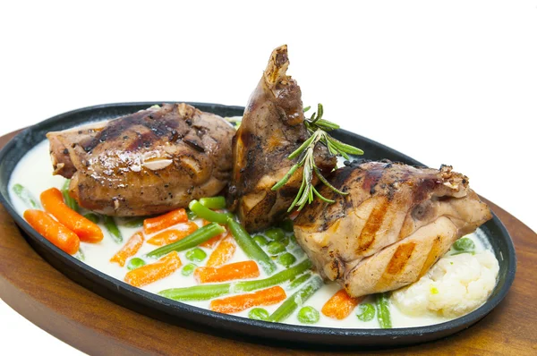 Carne de conejo asado y patatas con verduras —  Fotos de Stock