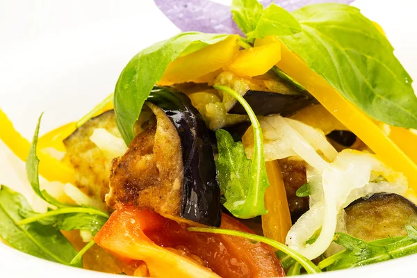 Salade de légumes dans une assiette dans un restaurant — Photo