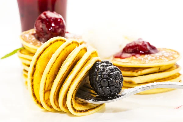 Sweet little pancakes with blackberry jam — Stock Photo, Image