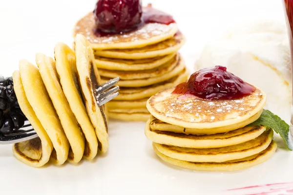 Panquecas doces com compota de amora — Fotografia de Stock