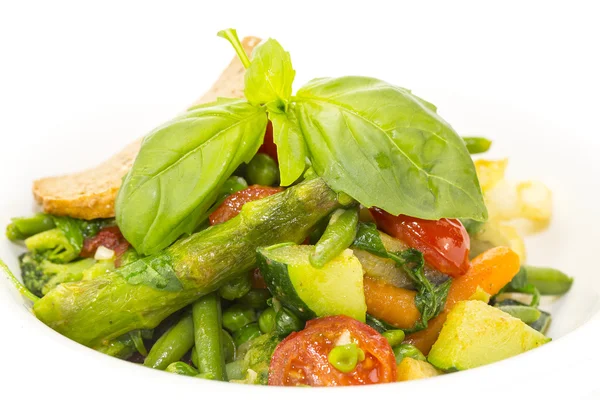 Sałatka z warzywami gotowanymi na parze na płytce białe w restauracji — Zdjęcie stockowe