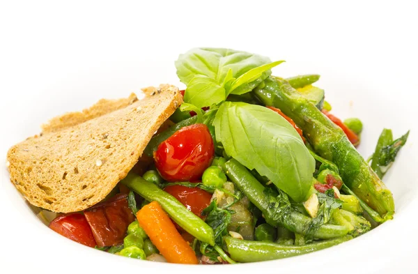 Salade de légumes cuits à la vapeur dans une assiette blanche dans un restaurant — Photo