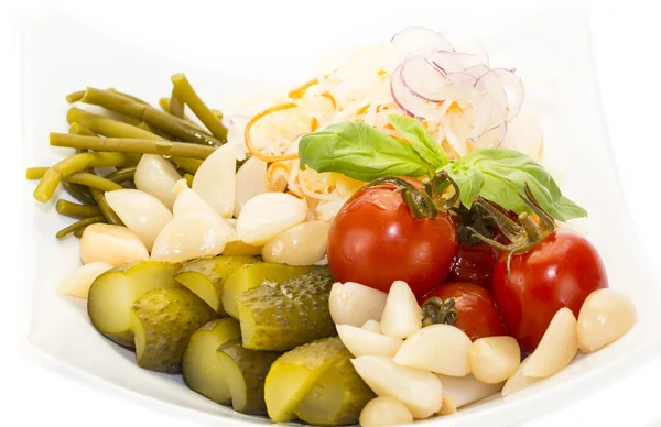 Inlagda grönsaker, gurka tomater sparris och vitlök kål — Stockfoto