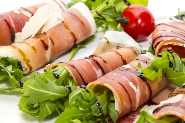 Rolos de carne e verduras em um fundo branco no restaurante — Fotografia de Stock