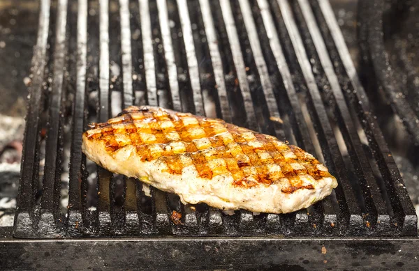 Havkat bøf madlavning på grillen - Stock-foto