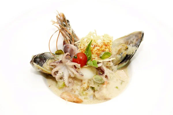 Салат из морепродуктов на белом фоне — стоковое фото