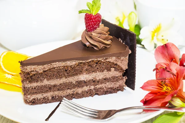 Dessert, ein Stück Kuchen auf dem Tisch mit einer Tasse Tee — Stockfoto