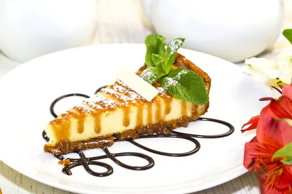 Een stuk van kaas taart op een tafel in een restaurant — Stockfoto