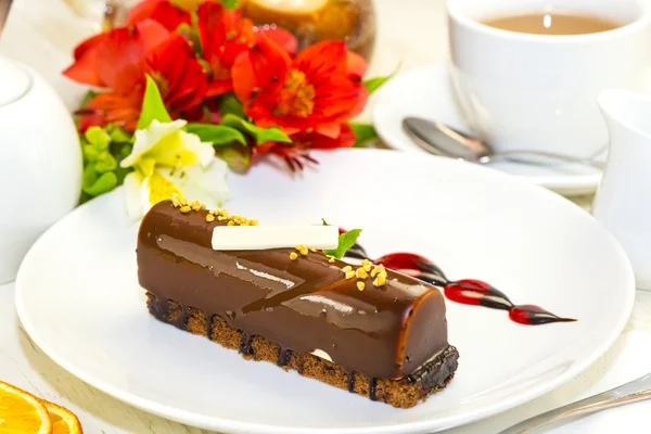 Postre, un pedazo de pastel en la mesa con una taza de té — Foto de Stock