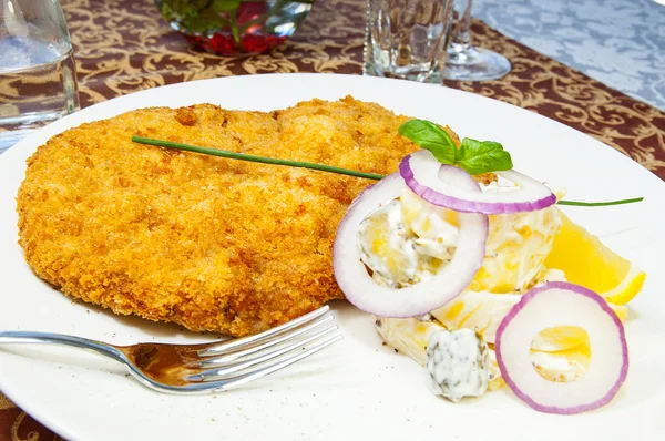 Schnitzel vegetable salad — Stock Photo, Image