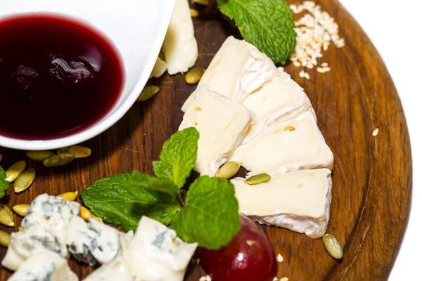 Assiette au fromage avec plusieurs variétés de fromage — Photo