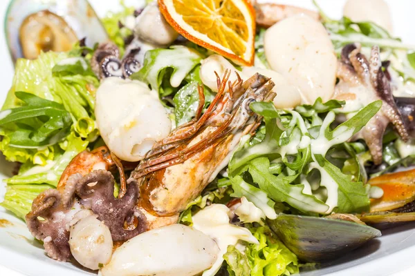Insalata con verdure e frutti di mare in tavola in un ristorante — Foto Stock