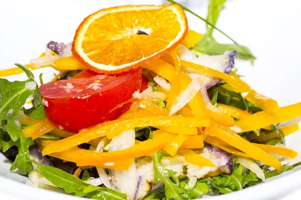 Ensalada de verduras frescas en un plato blanco — Foto de Stock