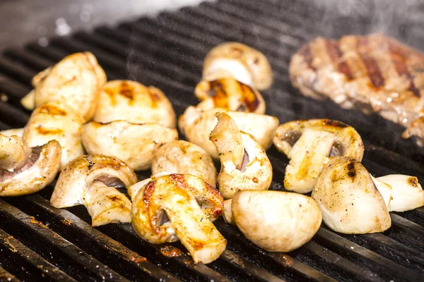 Vaření houby na grilu v restauraci — Stock fotografie