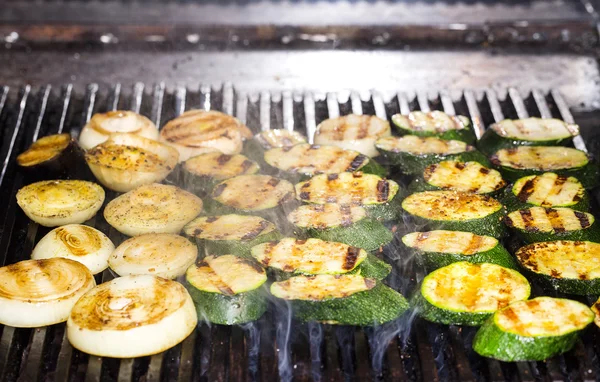 Koken groenten op de grill in het restaurant — Stockfoto
