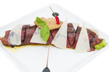 beyaz zemin üzerinde bir restoranda carpaccio