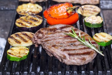 dana biftek ızgara restoranında yemek