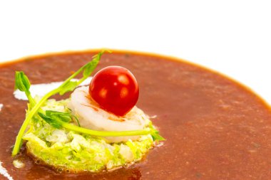 domates çorbası bir restoranda karides ile dekore edilmiştir.